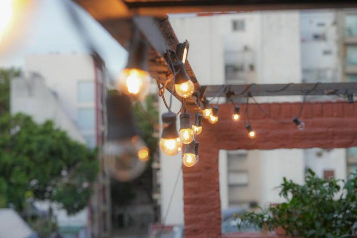 Terraza con luces cálidas